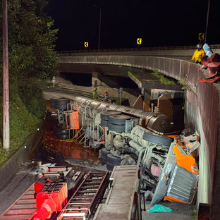 En la vía al Llano, fuerte accidente por volcamiento de carro tanque en el k62+000