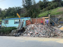 En Chipaque, propietario de tractomula accidentada en el k11+600 asumió arreglos de vivienda afectada en la emergencia