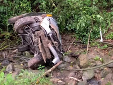 En Fómeque, grave accidente en zona rural por volcamiento de camioneta deja dos heridos de gravedad