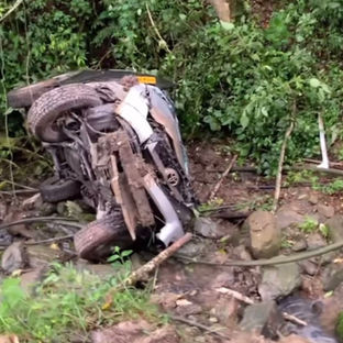 En Fómeque, grave accidente en zona rural por volcamiento de camioneta deja dos heridos de gravedad