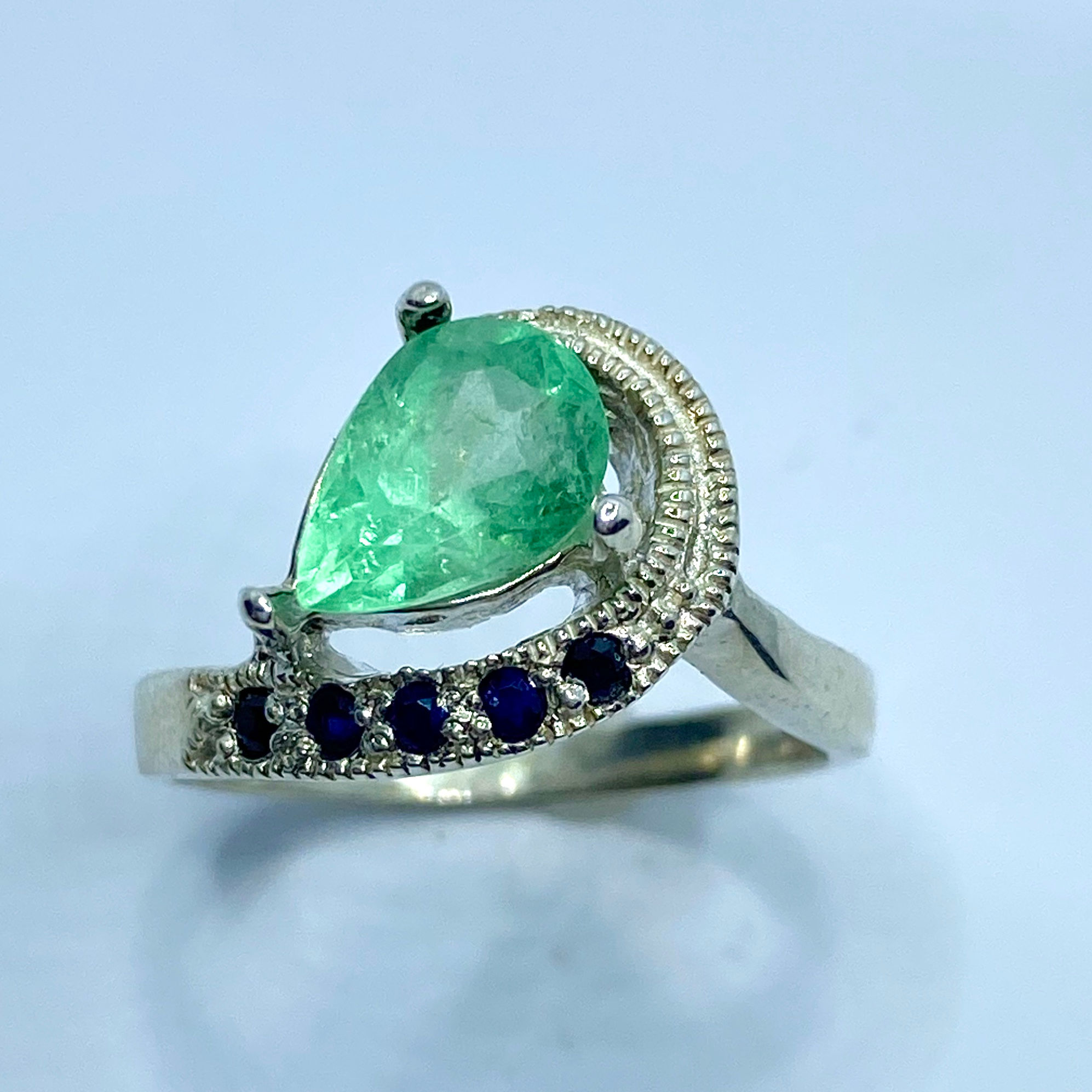 1.1ct Natural Colombian Muso Emerald 925 Silver / Gold/ Platinum engagement ring