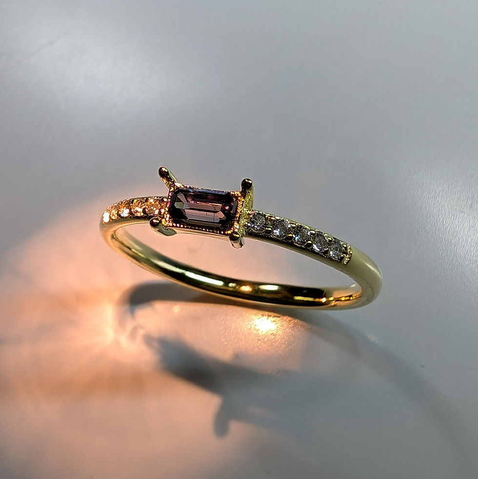 縮圖：0.2cts Natural Colour change Bekily Garnet 925 Silver / Gold ring