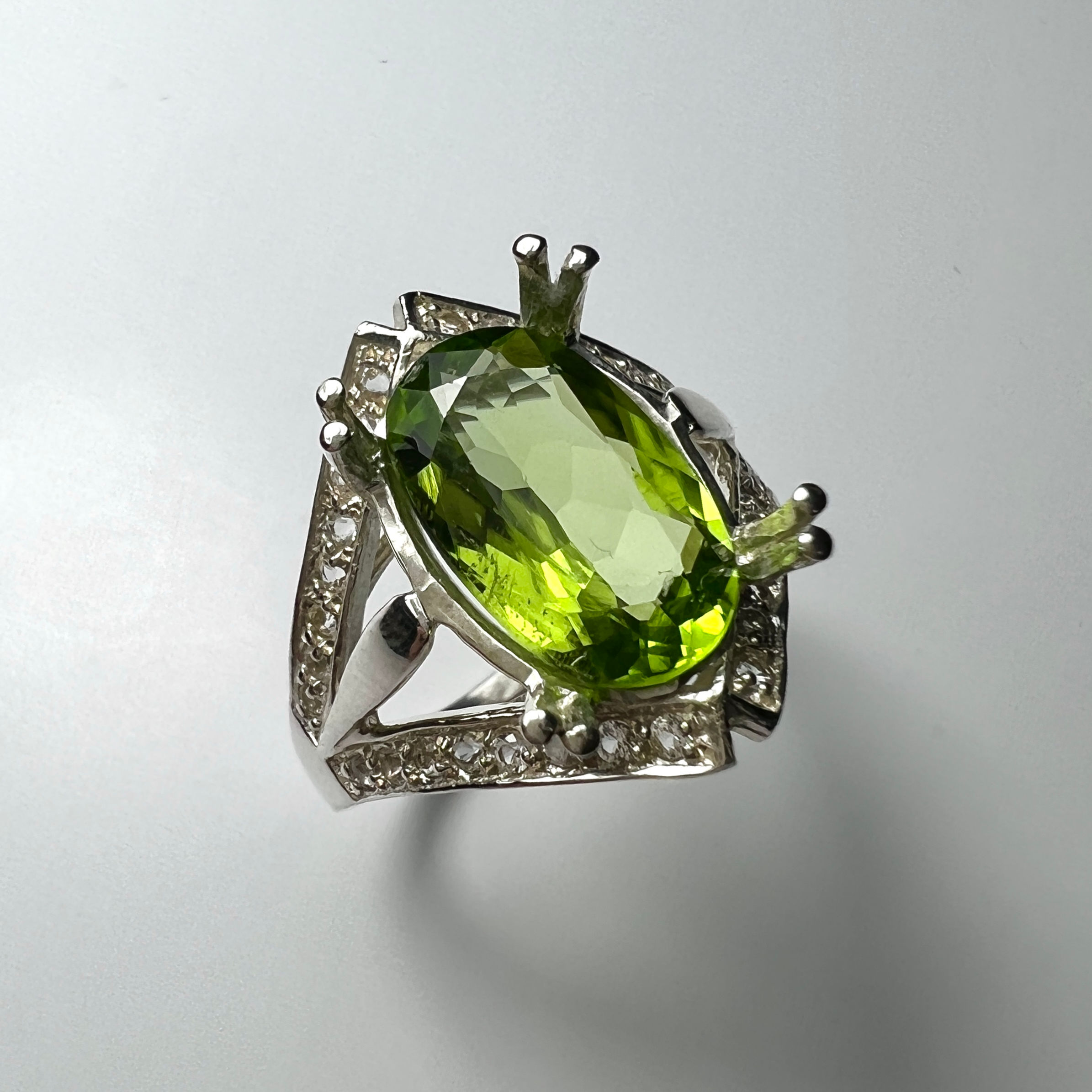 3.45ct Natural grass green Peridot Chrysolite oval 925 Silver / Gold/ Platinum ring