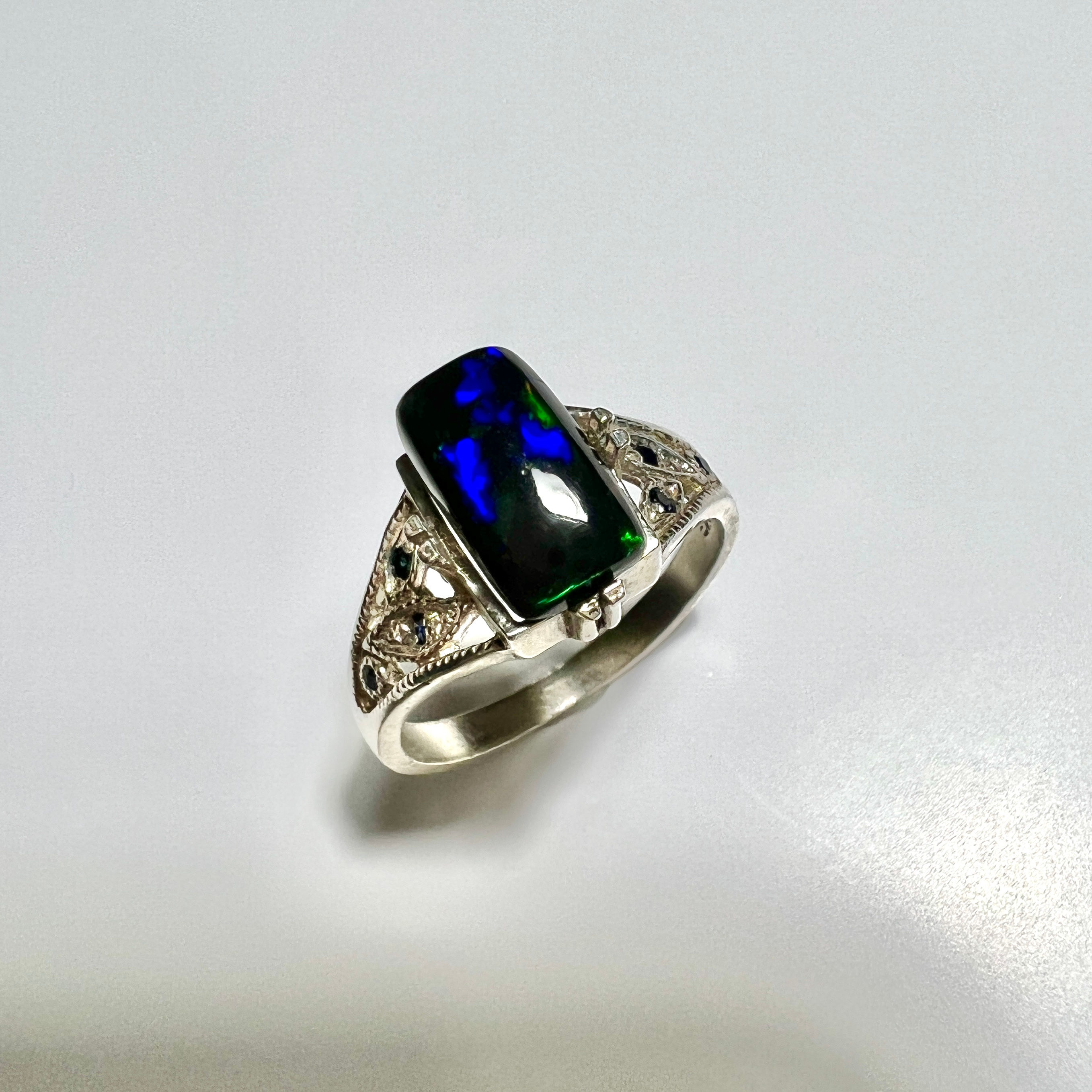 1.8ct Natural Welo Opal multi-colour Silver / Gold / Platinum ring