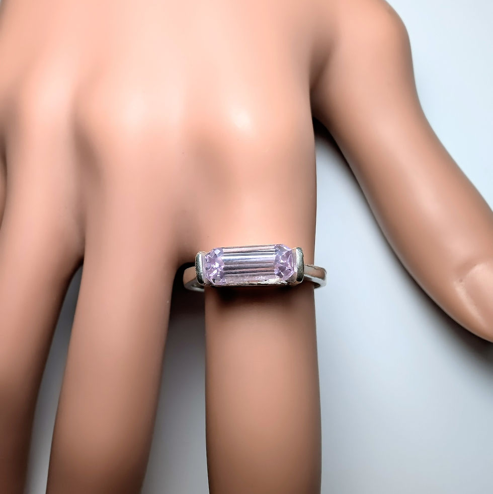 サムネイル： 1.68ct Natural pink Kunzite Silver / Gold / Platinum east west solitaire ring