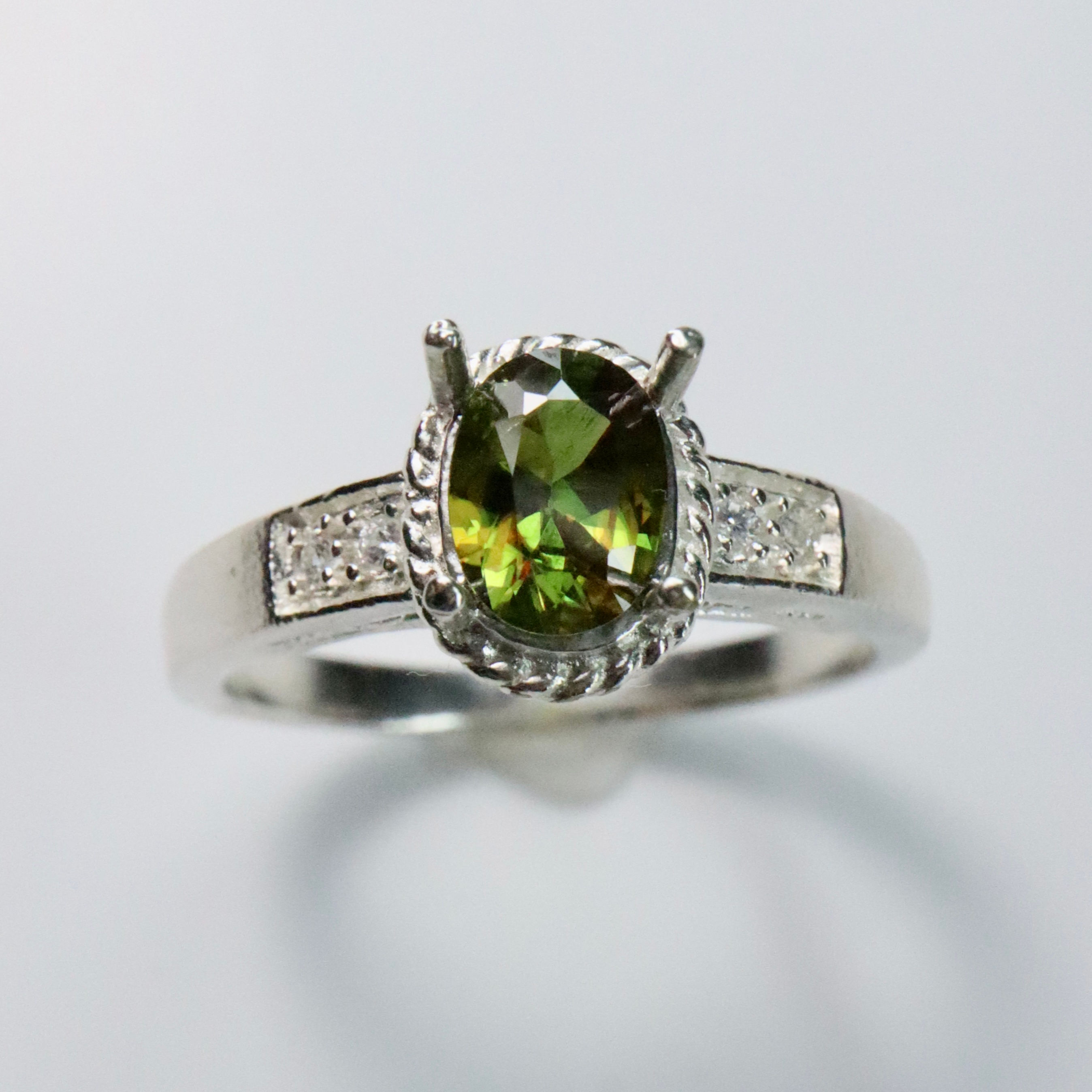 0.55ct Natural colour change Titanite Sphene 925 Silver / Gold/ Platinum ring