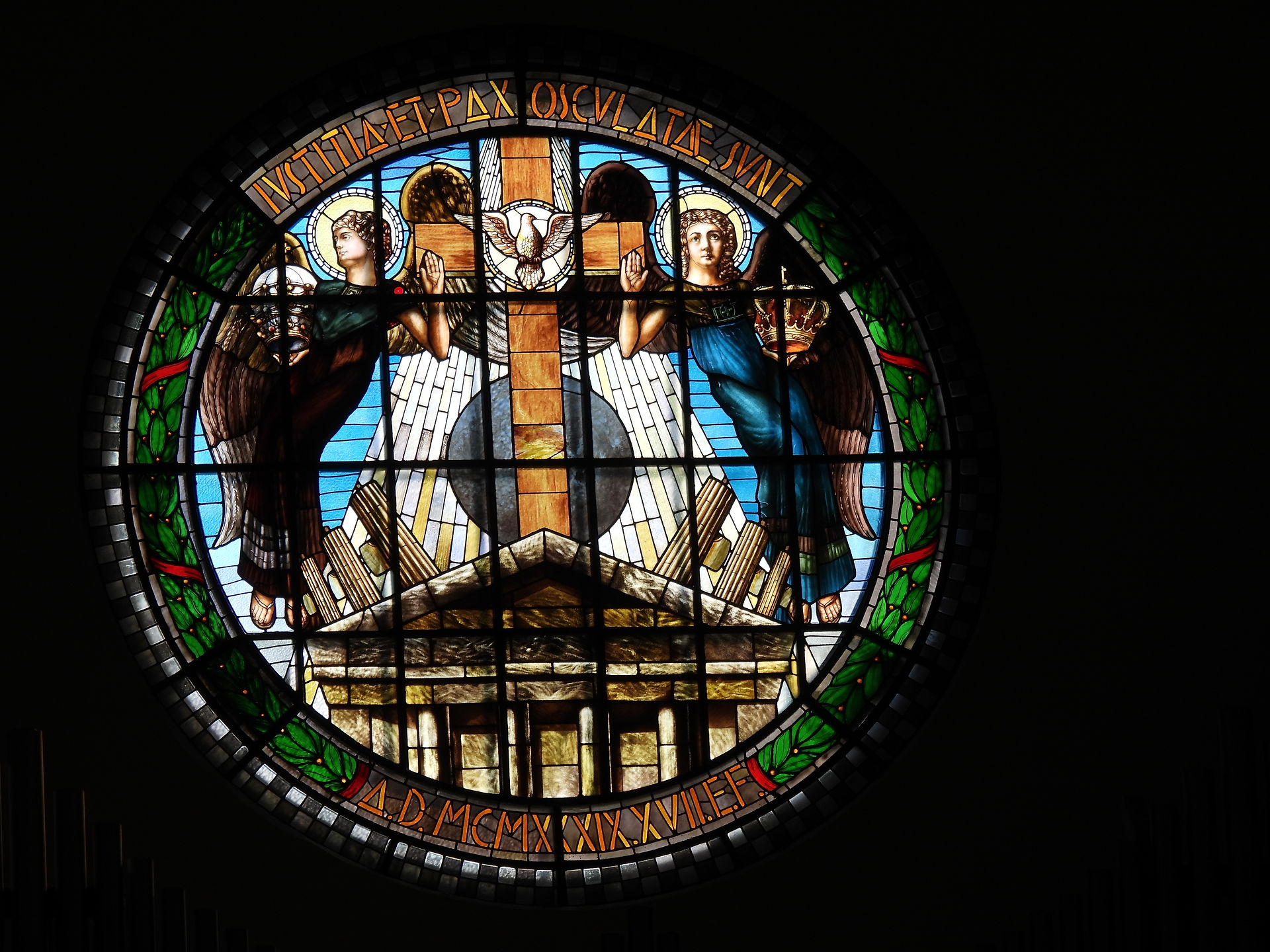 Rose window above organ pipes