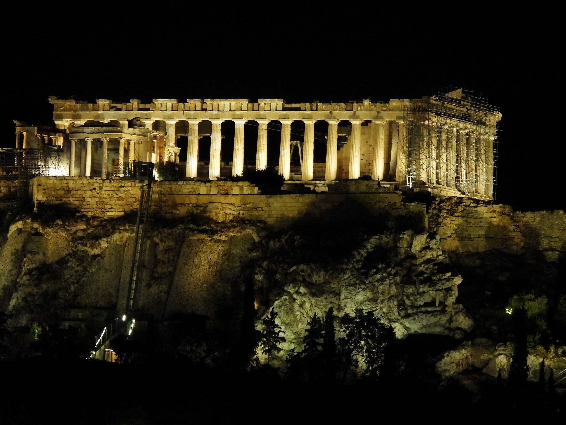 Zoom photo of Parthenon from hotel roof