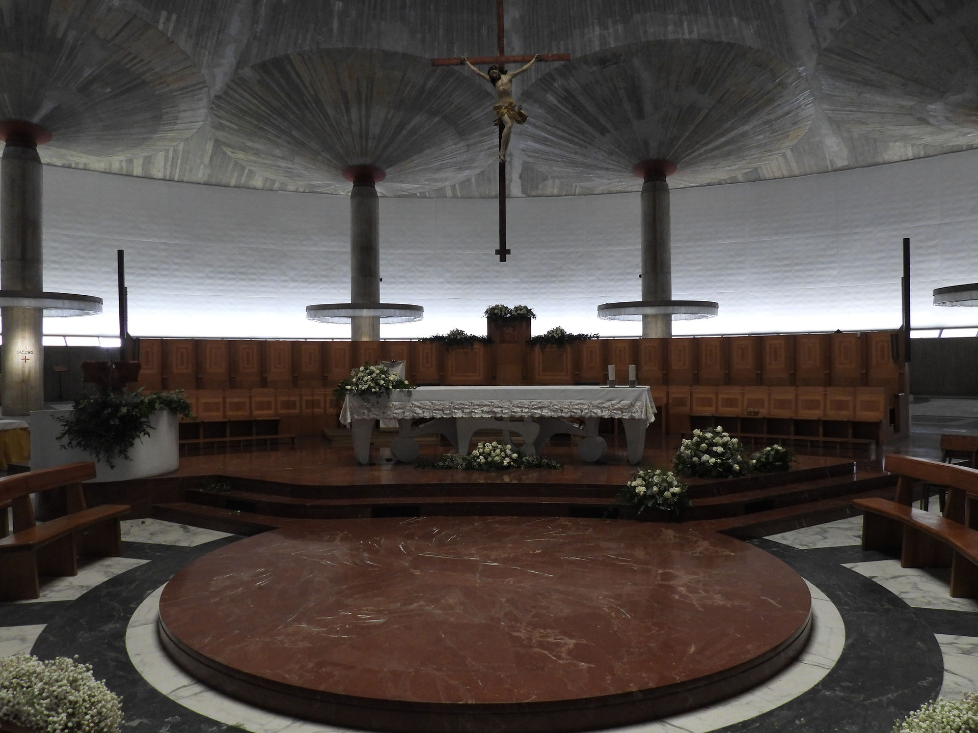 Nave, Cattedrale di Cristo Re: the presbytery with the altar and the sanctuary platform
