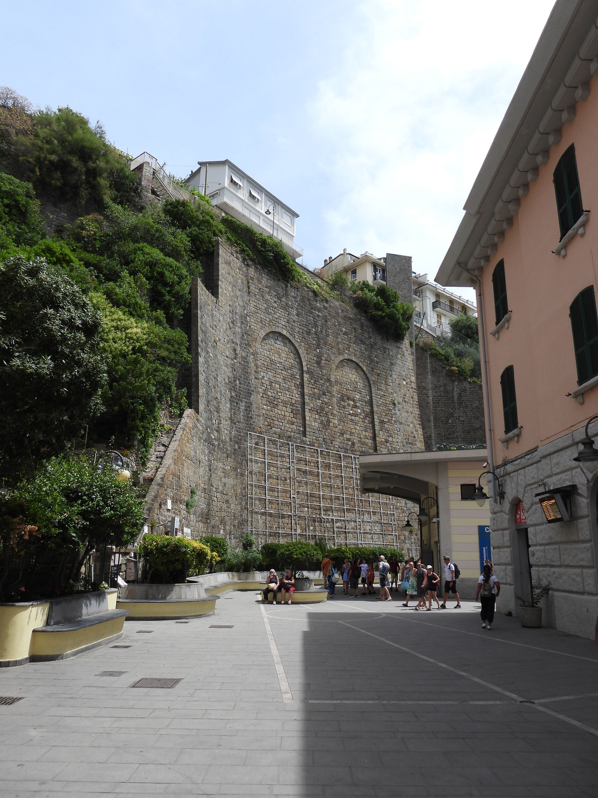 Riomaggiore: outside train station