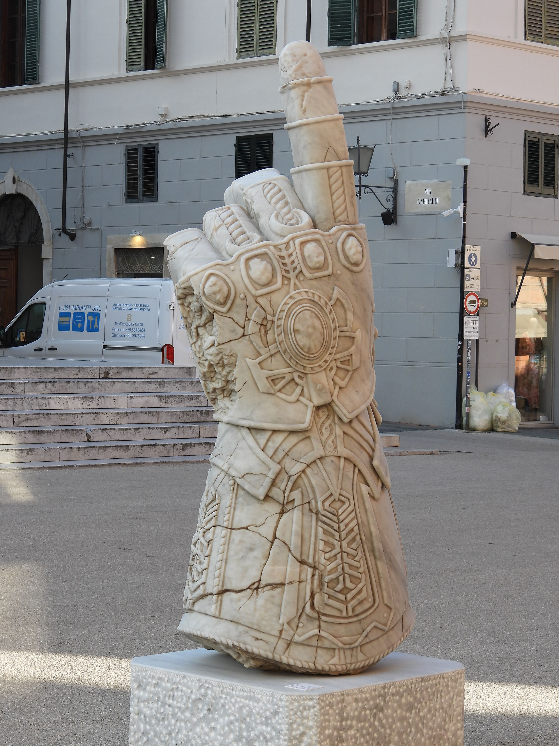 Pubic art: Pietrasanta: guantlet