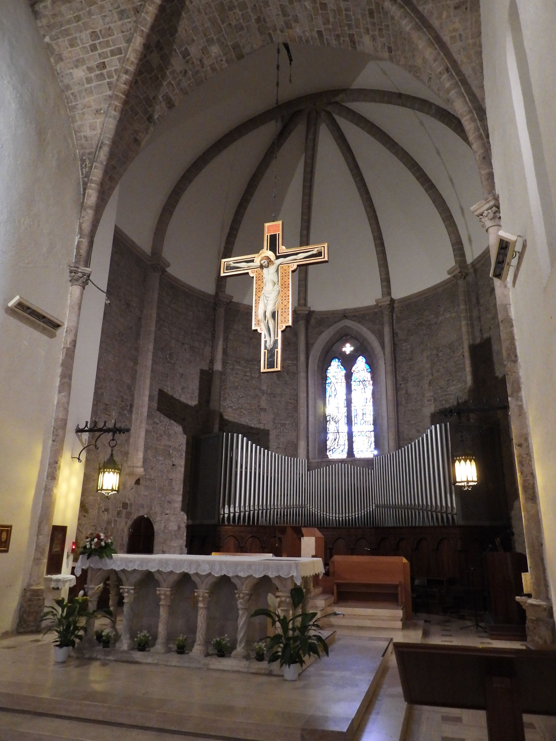 Altar and apse with rood cross, St Francis Church, Terni