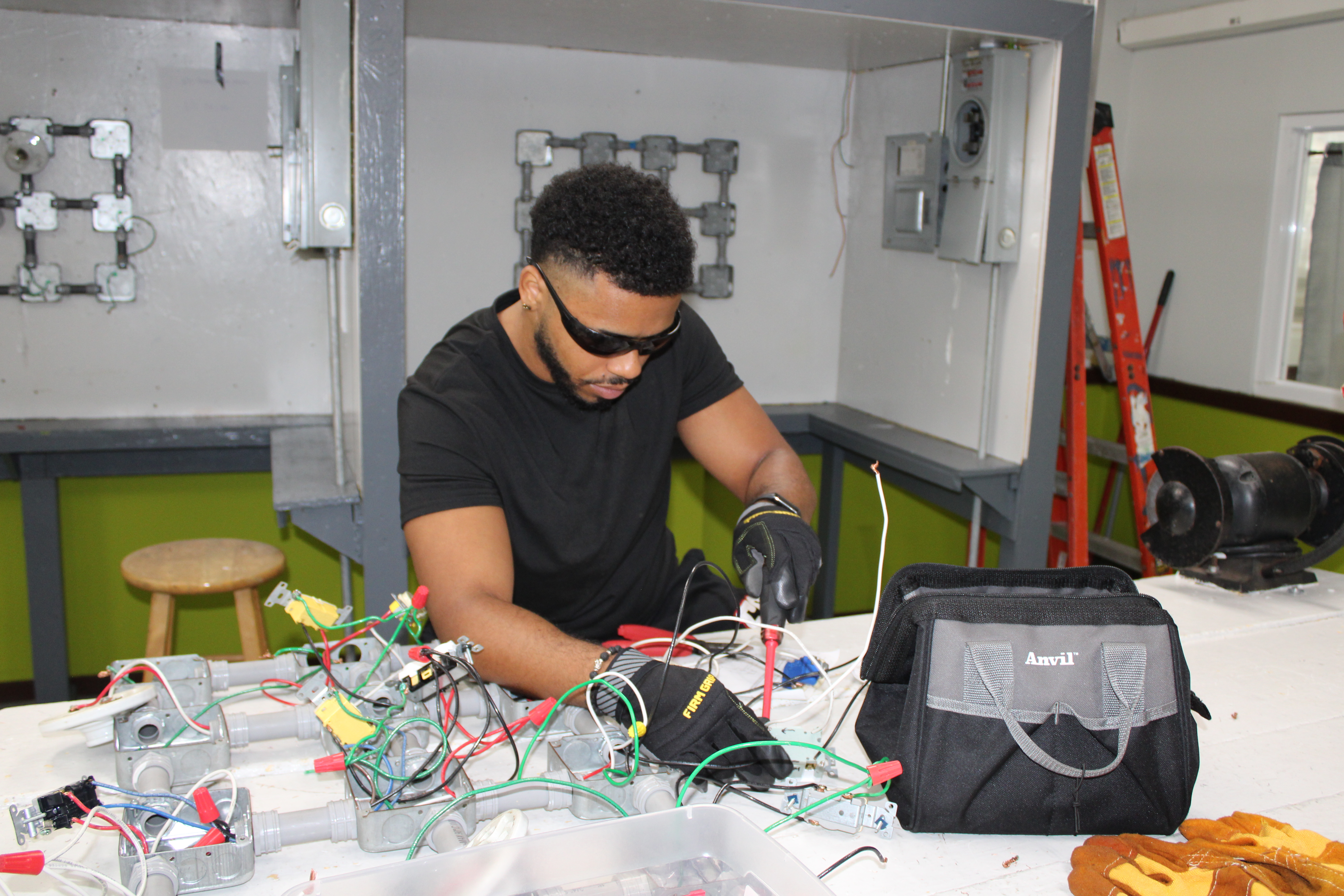 Estudiante practicando instalaciones eléctricas en el laboratorio de ETE