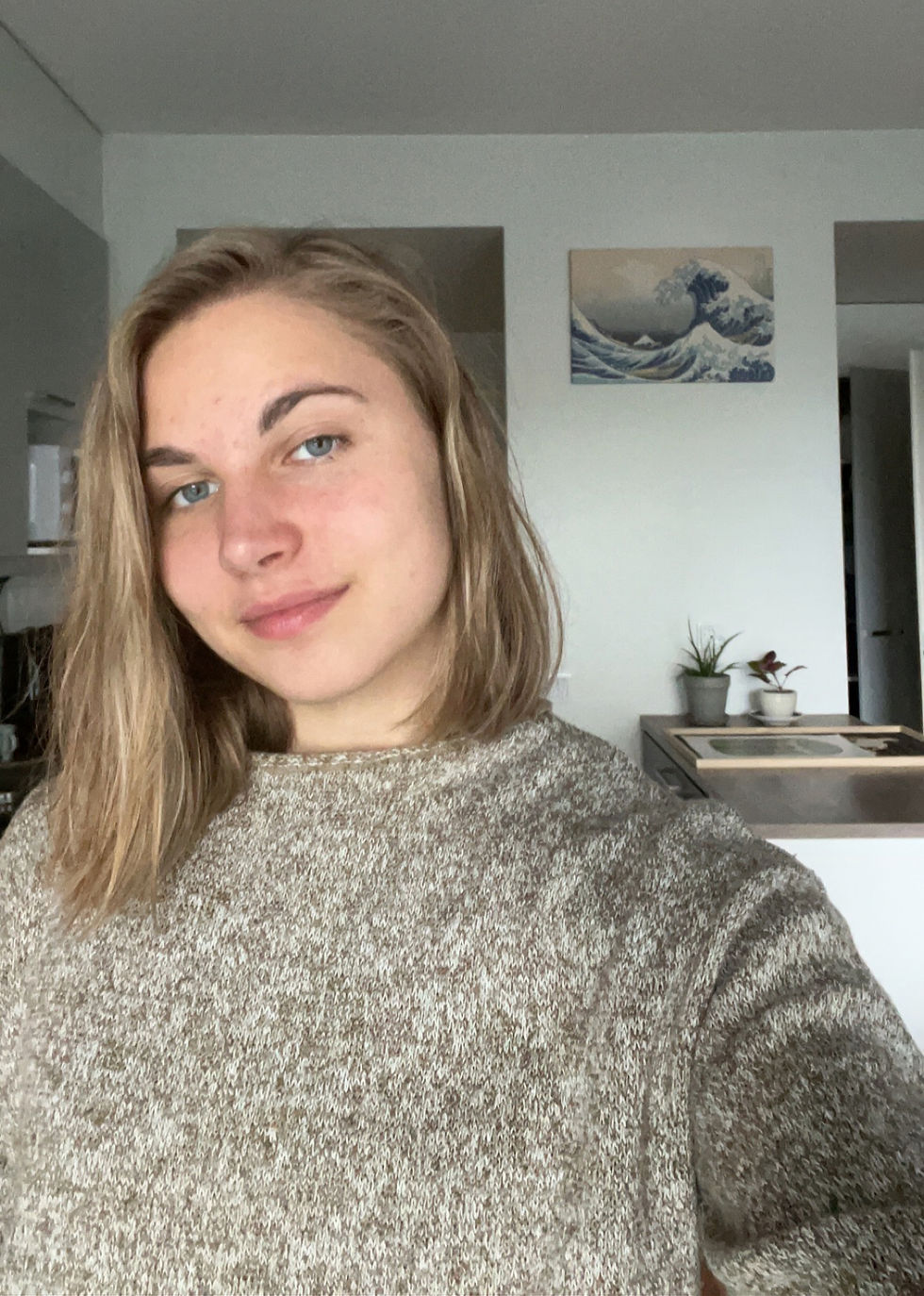 Hymyilevä nainen neuleessa, psyykkinen valmennus ja tuki.