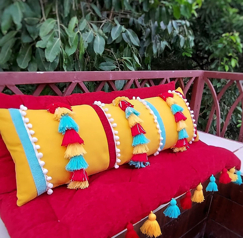 縮圖：Red Couch Seat Topper with Tassels