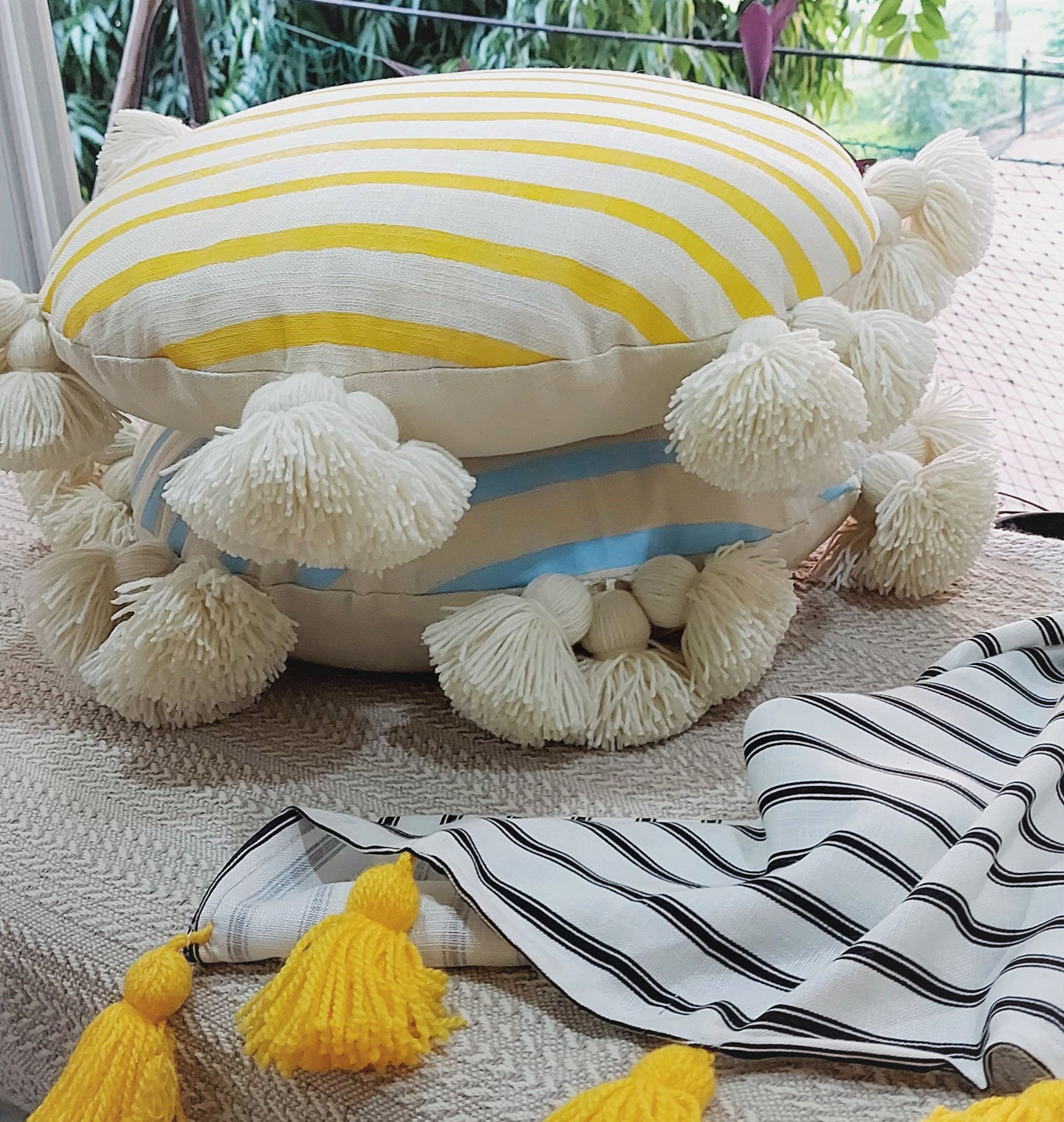 Soft cotton cushion cover with zipper closure