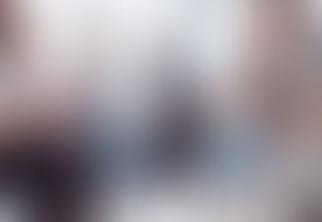 Un gruppo di ragazzi sorridenti seduti in cerchio, alcuni si stringono la mano, alcuni paiono battere le mani, esprimendo supporto e connessione sociale