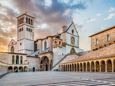 Davanti alla maestosa Basilica di San Francesco d'Assisi, il silenzio sembra raccontare secoli di fede, arte e pace.