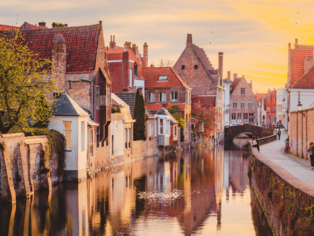 Bruges incanta con i suoi canali romantici e le case medievali che sembrano uscite da una fiaba.