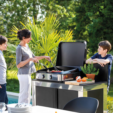 Plancha électrique fabriquée par ENO. Plaque en fonte émaillée. Cuisines d'Extérieur Luxembourg à Dudelange.