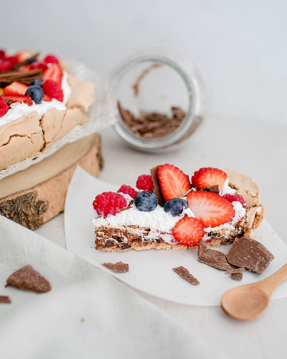 Miniatura: Suspiro de chocolate, natas, morangos e frutos silvestres