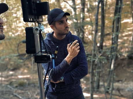 Il set e il regista del film La figlia del bosco