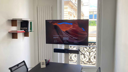 FFC - Installation d'un système de visioconférence roulant comprenant un écran Maxhub, une barre de visioconférence et un chariot