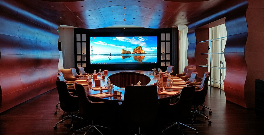 Salle de réunion avec écran de projection