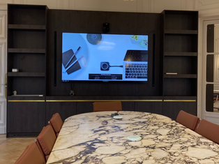 Letus - Salle de réunion équipée d'un système de visioconférence (écran, caméra, microphone de table)
