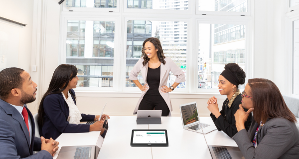 Tablette microsoft Team placé sur une table de réunion