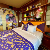 Collage of five family-friendly resorts across the U.S. with rooms for families of five, including Kalahari Resort, Glen Eyrie Castle, Great Wolf Lodge, JW Marriott Hill Country, and LEGOLAND Castle Hotel.