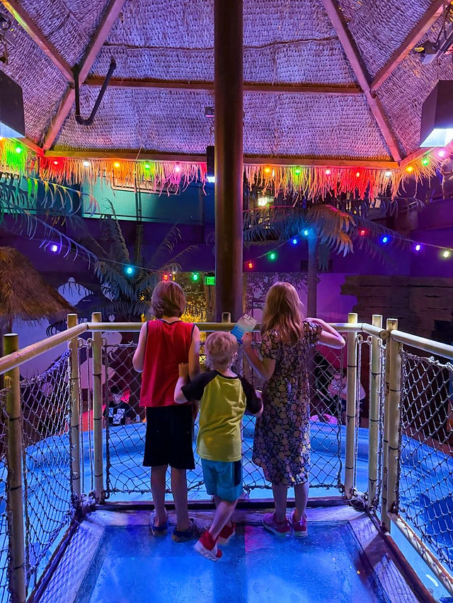 Family Traveling USA visiting SEA LIFE Grapevine Aquarium