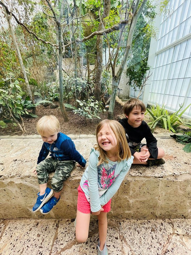 Family Traveling USA kids at the Dallas World Aquarium in Dallas, Texas.