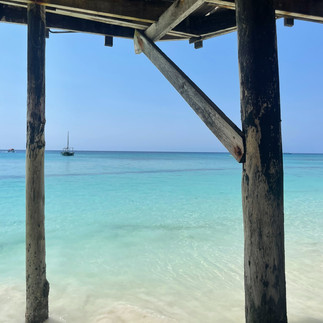 Pålarna som håller uppe restaurangen Langi Langi Beach Bungalows, Nungwi Beach, Zanzibar