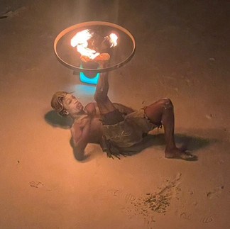 En bild på en eldslukare som underhåller på Nungwi Beach, Zanzibar