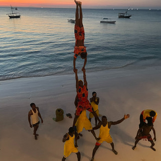 En bild på akrobatunderhållning på Nungwi Beach, Zanzibar