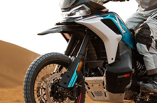 Vordergabel, Speichen-Vorderrad und Frontverkleidung einer blauen CFMOTO 800MT-X.