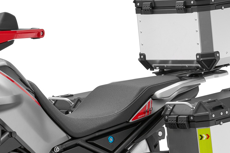 QJMOTOR SRT 800 RX: Die zweigeteilte schwarze Sitzbank vor dem hinteren Gepäckträger und Topcase.