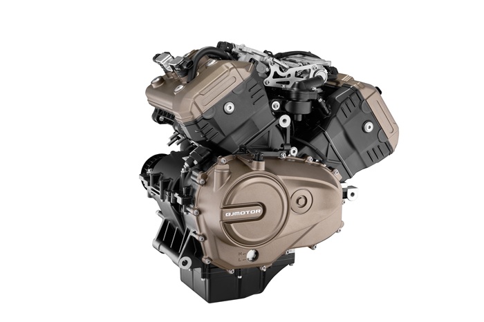 QJMOTOR SRV 600 V4: Freigestellte Motorbaugruppe mit Zylinderköpfen, Anbauteilen und bronzefarbenem Gehäuse.