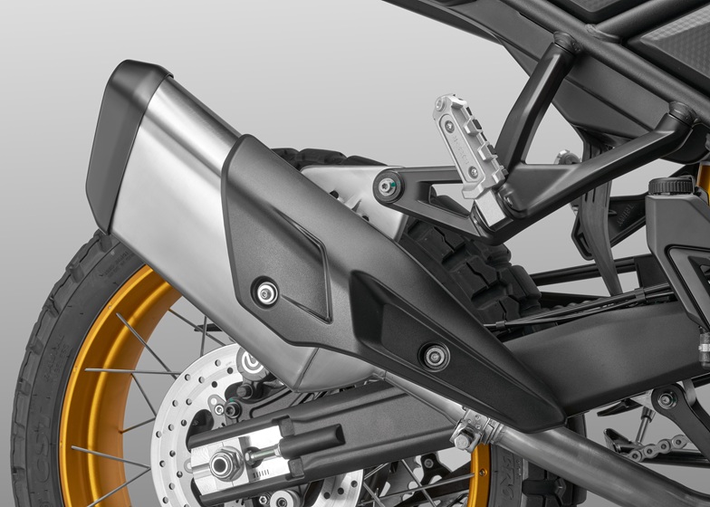 QJMOTOR SRT 450 RX: Der hochgelegte schwarze Auspuff neben dem goldfarbenen Hinterrad und der Heckverkleidung.