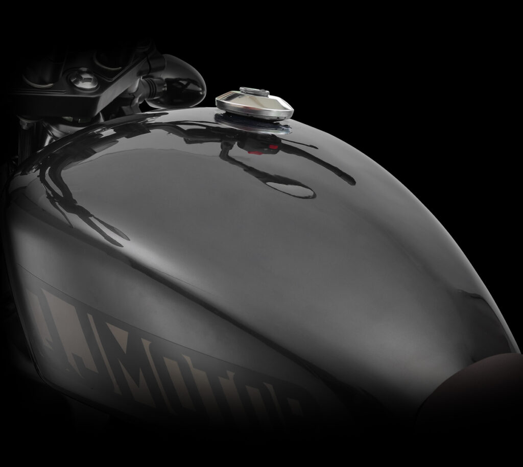QJMOTOR SRV 125: Der tropfenförmige schwarze Tank mit rundem Tankverschluss.