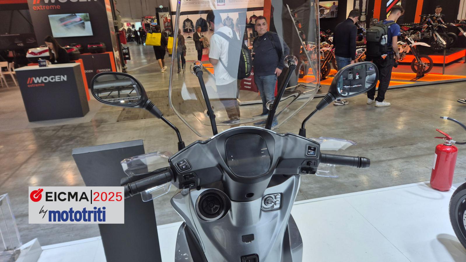 QJMOTOR SQ16 350: Blick auf Lenker, Instrumentengehäuse, Zündbedienung und Schalter im vorderen Innenraum.
