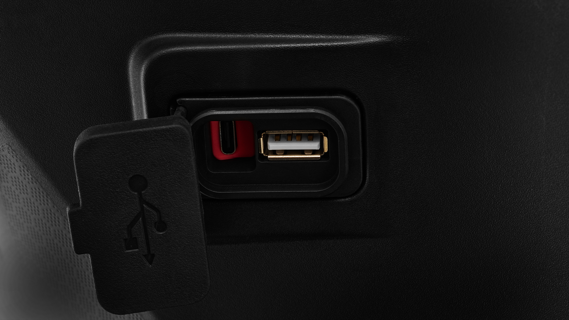 QJMOTOR SQ16 125: Die seitlich geschützte USB-Anschlussbuchse in der Frontverkleidung.