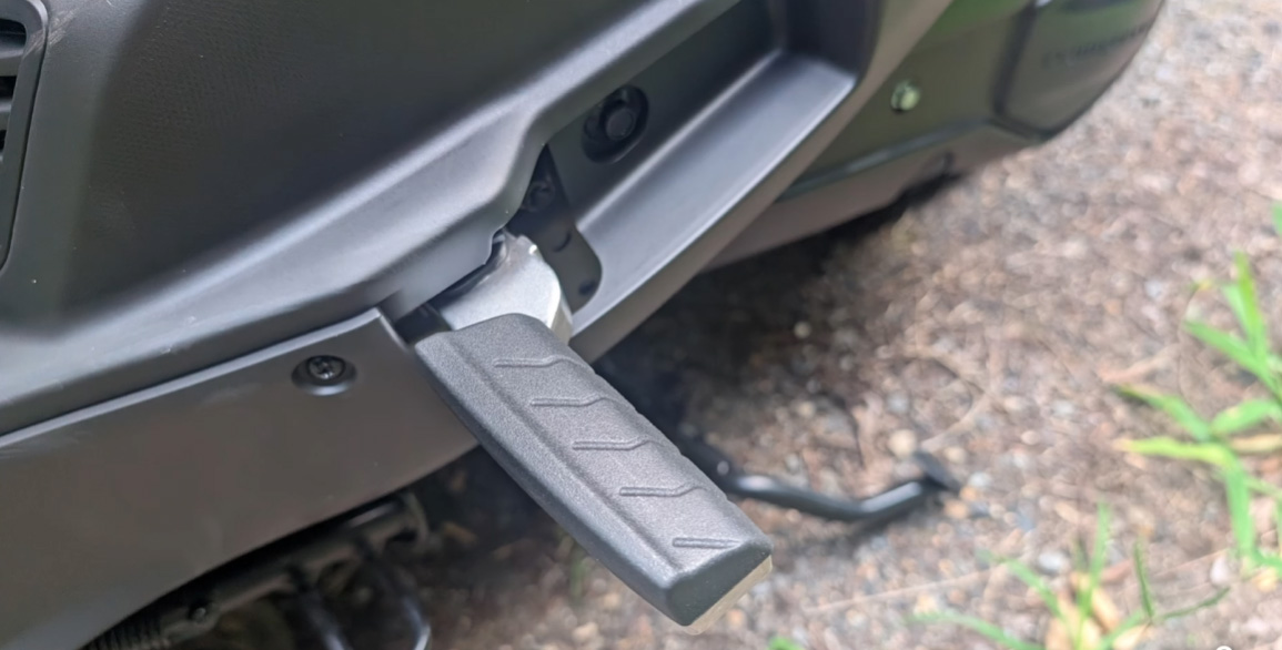QJMOTOR RKO 50: Eine ausgeklappte rechte Soziusfußraste neben der seitlichen Verkleidung.