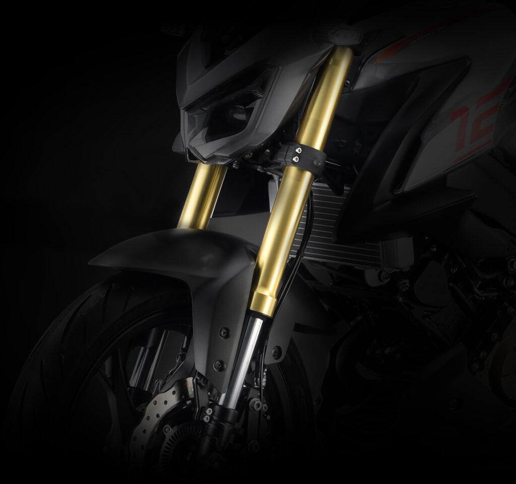 QJMOTOR SRK 125 S: Die goldfarbene Vordergabel mit schwarzem Rad und vorderer Bremsscheibe.