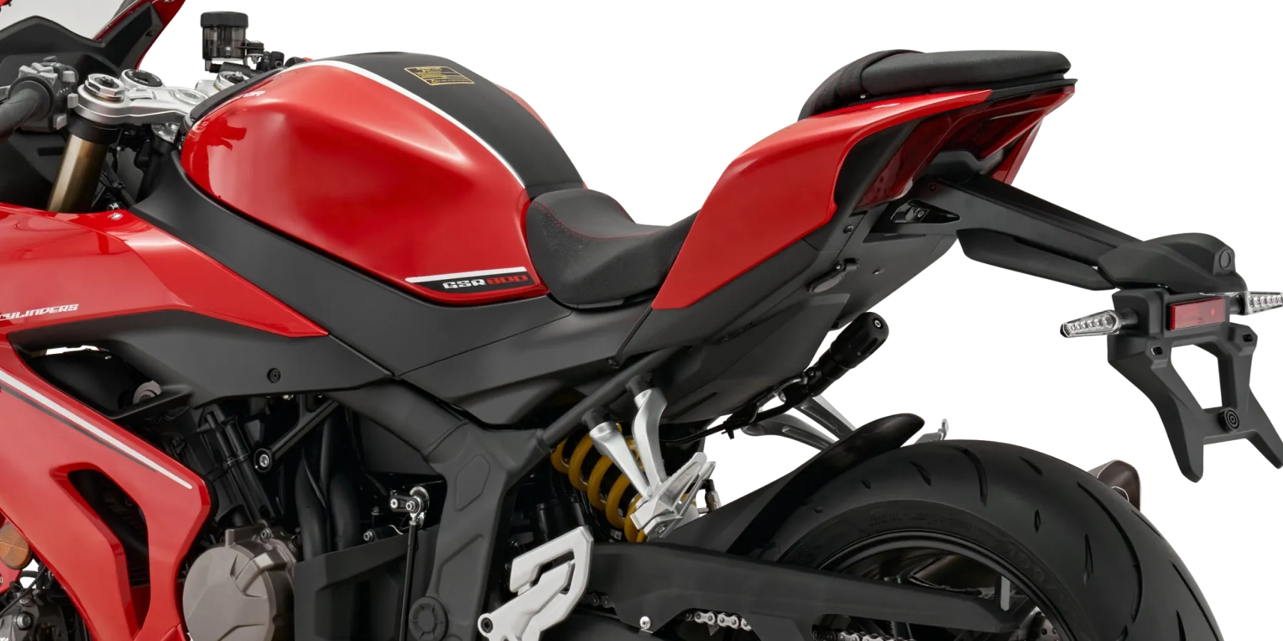 QJMOTOR SRK 800 RR: Der rot lackierte Tank mit dunkler Seitenverkleidung und angrenzender Sitzbank.