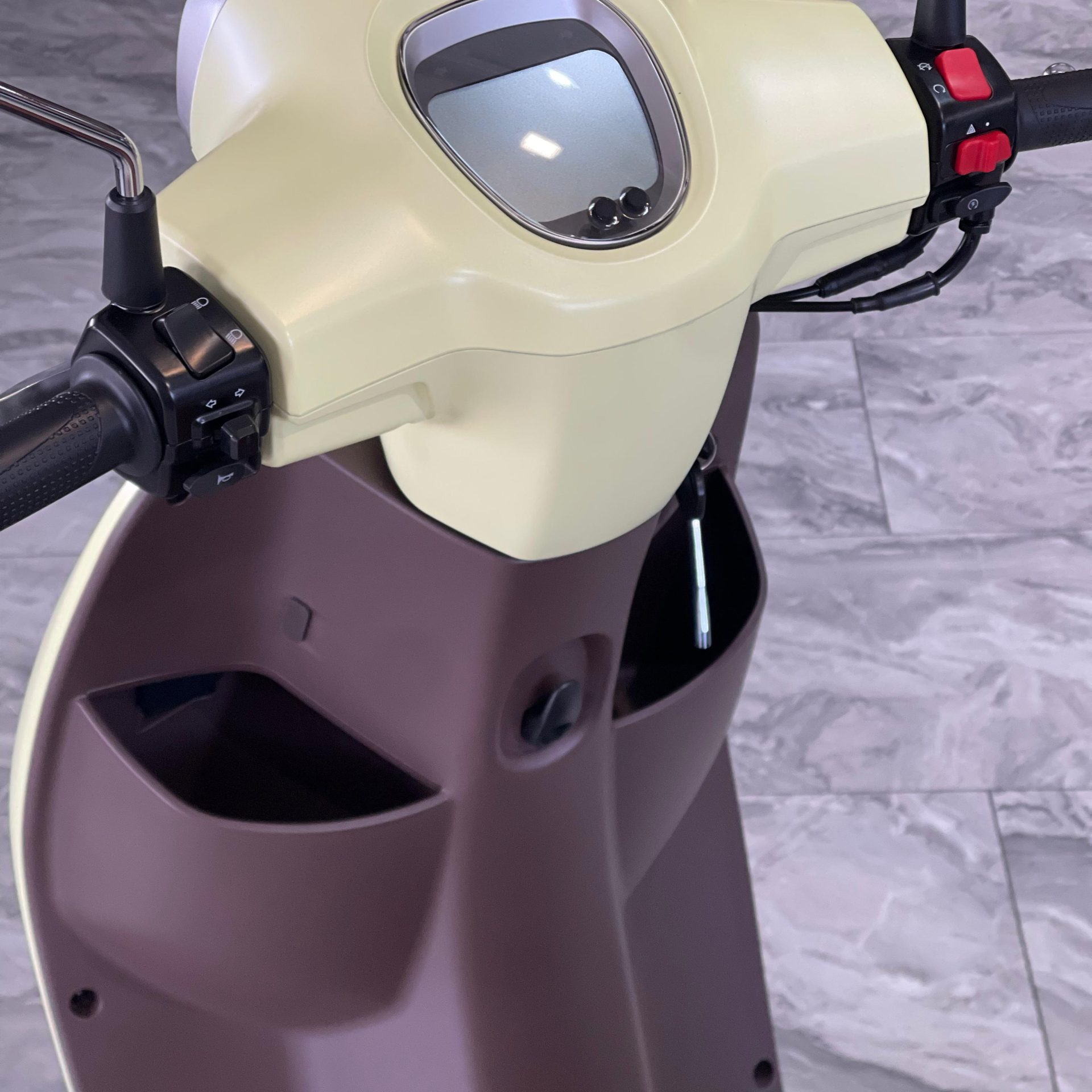 QJMOTOR LTR 50: Die offenen Ablagefächer in der Frontverkleidung unterhalb des Lenkers.