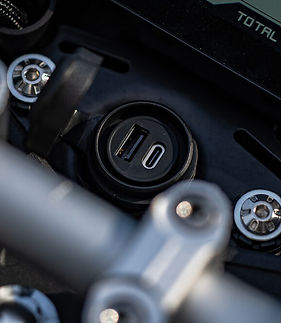 QJMOTOR SRK 125 S - USB Anschluss.jpg