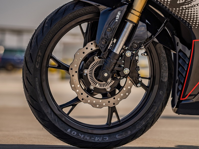 QJMOTOR SRK 125 R: Die Front mit zwei schmalen Scheinwerfern, roten Akzenten und getönter Scheibe.