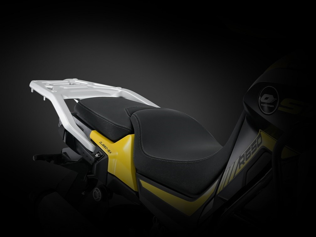 QJMOTOR SVT 650 X: Die zweigeteilte Sitzbank mit erhöhtem Soziussitz und hinterem Gepäckträger.